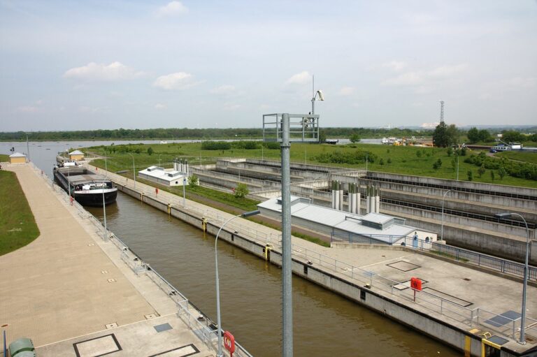 1280px Zufahrt Sparschleuse Rothensee 768x511